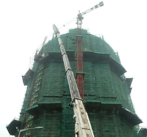 常德市吊车在工地上作业